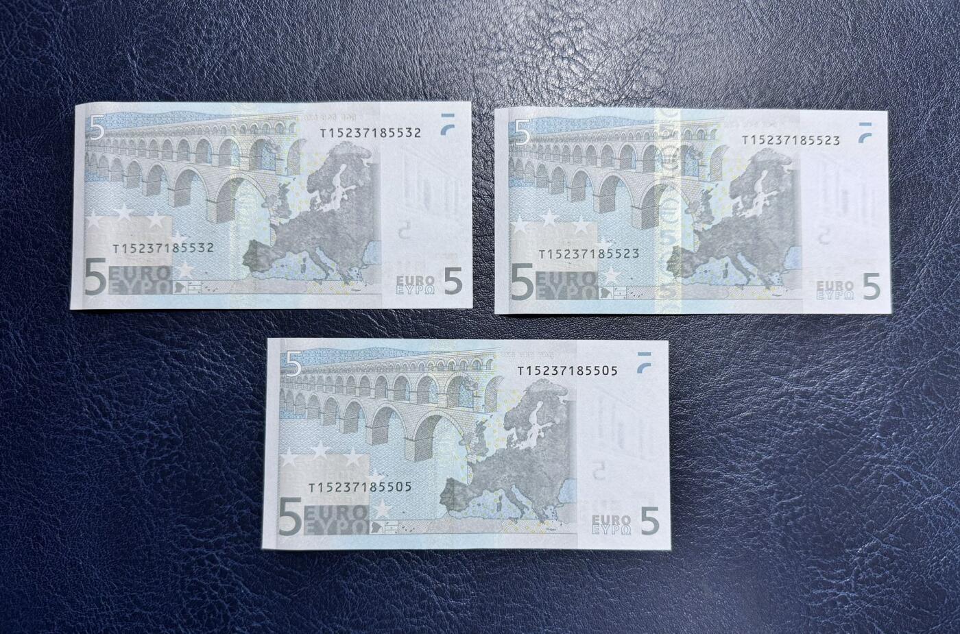 收藏联盟Quantum Auction 第377期拍卖  欧盟国家爱尔兰2002年5欧元三张 品相UNC 号码全程无4 点钞痕和触碰痕