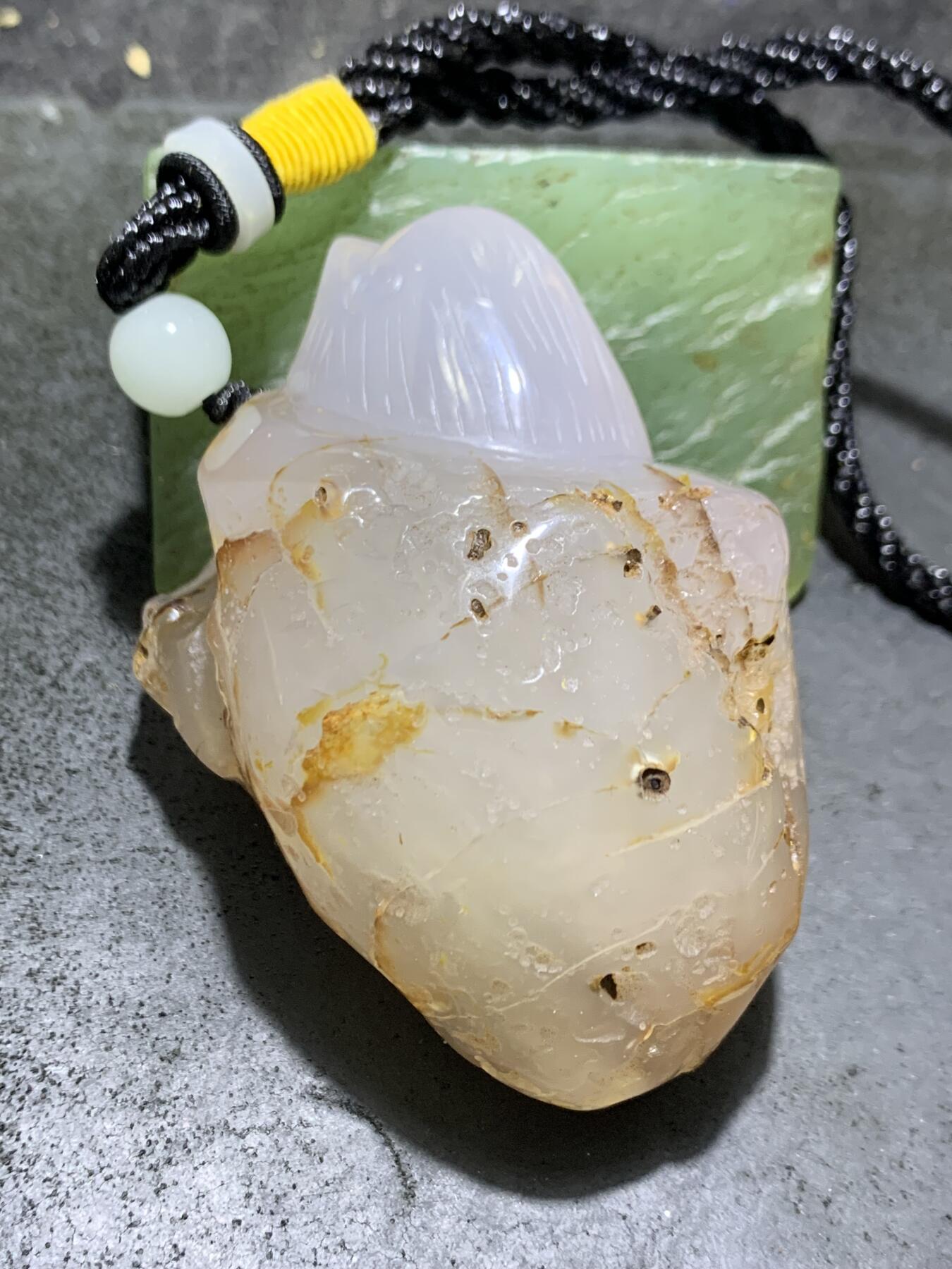 精美天然冰裂纹马达加斯加玛瑙雕刻小鸡出壳把件一个，