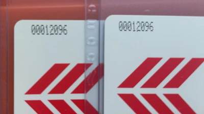 《卡拍》第305期拍卖9月21日晚22：10时延时截拍 香港欧特佳卡《天坛大佛正版》《天坛大佛错版（胶片反转，佛面向左前方，无标题）》《香港大球场》三枚新卡（后面两枚背面流水号同号），公藏评级，大佛正版评分65分，另两枚评分68分。错版卡较少见。