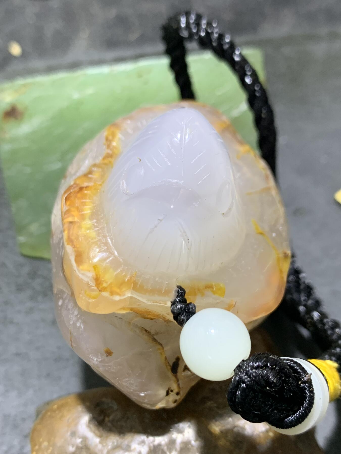 精美天然冰裂纹马达加斯加玛瑙雕刻小鸡出壳把件一个，