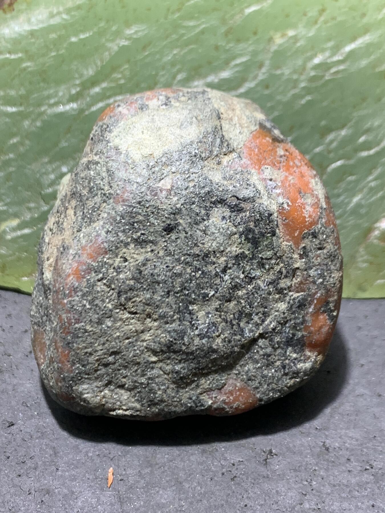 精美红黑双色皮南红玛瑙原石一颗