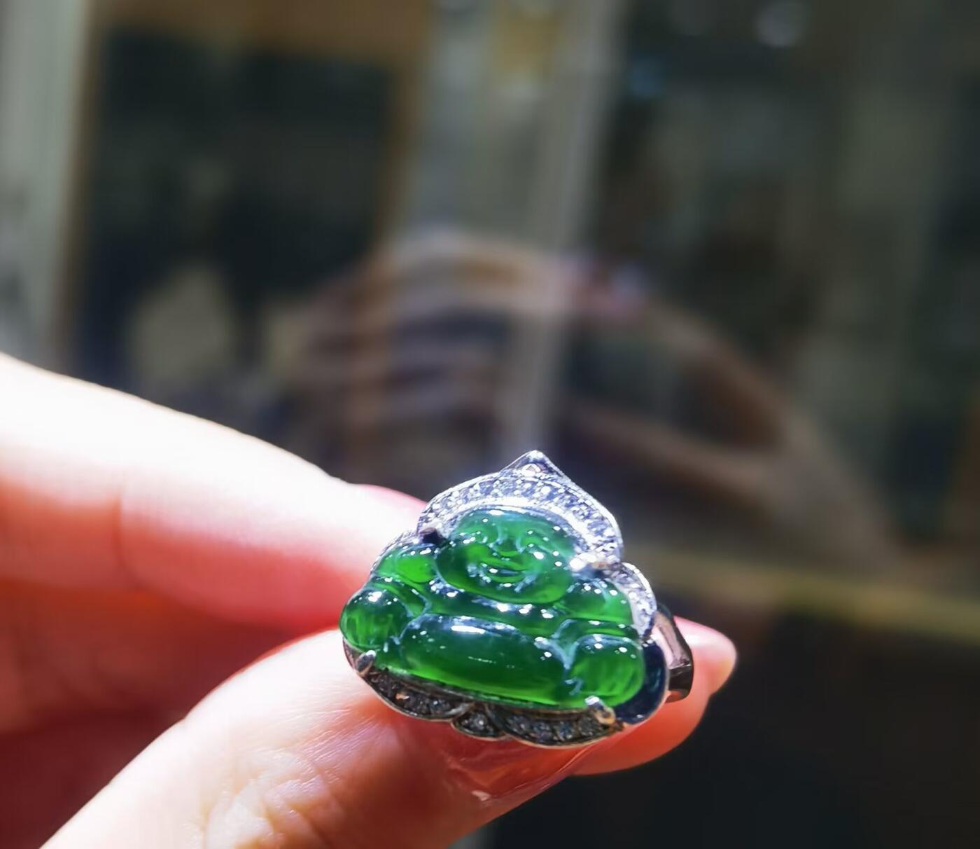 翡翠弥勒佛戒指啤酒瓶底的颜色，图片拍摄为室外自然光和室内灯光下！水润冰透！色泽浓郁高端大气！性价比超高！纯银镶嵌可调节指圈，可代镶金！
