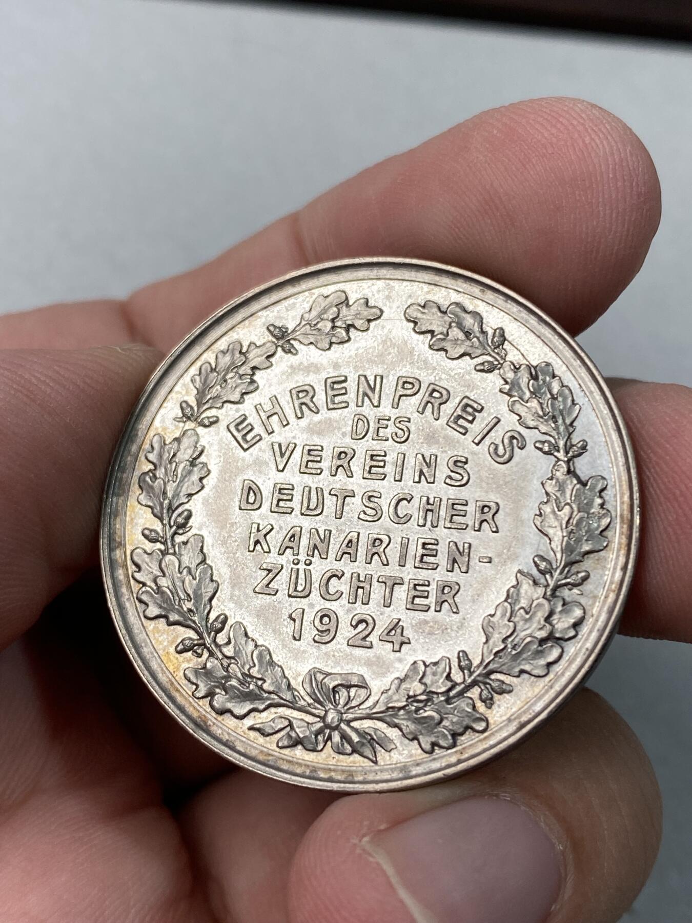 万国钱币拍卖第034期 1924年德国金丝雀鸟类观察协会纪念银章 高浮雕原盒五彩 16g 35mm