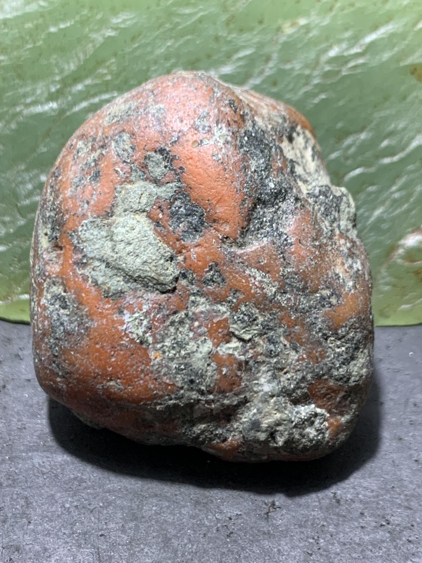 精美红黑双色皮南红玛瑙原石一颗