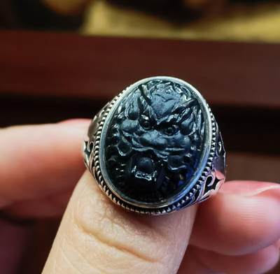 墨翠霸气龙头 无杂无裂打灯透光 裸石尺寸:18mm*14mm 纯银镶嵌可调节指圈，可代镶金！ 墨翠霸气龙头 无杂无裂打灯透光 裸石尺寸:18mm*14mm 纯银镶嵌可调节指圈，可代镶金！