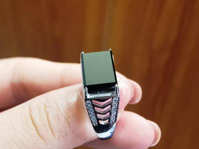 墨翠男戒 种水较好如镜面 无杂无裂打灯透光 裸石尺寸:14mm*9mm 纯银镶嵌可调节指圈，可代镶金！ 墨翠男戒 种水较好如镜面 无杂无裂打灯透光 裸石尺寸:14mm*9mm 纯银镶嵌可调节指圈，可代镶金！