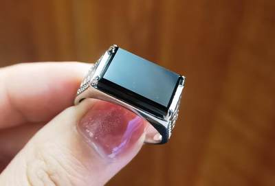 墨翠男戒 种水较好如镜面 无杂无裂打灯透光 裸石尺寸:14mm*9mm 纯银镶嵌可调节指圈，可代镶金！ 墨翠男戒 种水较好如镜面 无杂无裂打灯透光 裸石尺寸:14mm*9mm 纯银镶嵌可调节指圈，可代镶金！