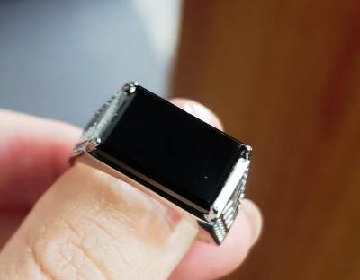 墨翠男戒 种水较好如镜面 无杂无裂打灯透光 裸石尺寸:14mm*9mm 纯银镶嵌可调节指圈，可代镶金！ 墨翠男戒 种水较好如镜面 无杂无裂打灯透光 裸石尺寸:14mm*9mm 纯银镶嵌可调节指圈，可代镶金！