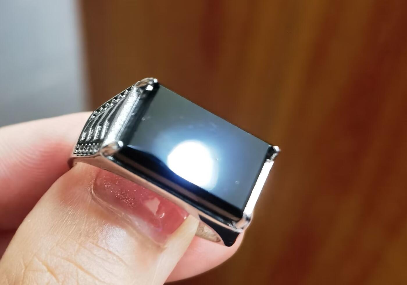 墨翠男戒 种水较好如镜面 无杂无裂打灯透光 裸石尺寸:14mm*9mm 纯银镶嵌可调节指圈，可代镶金！