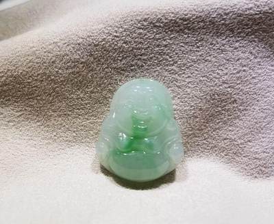 儿童款弥勒佛吊坠弥勒佛的寓意：笑口常开、乐观豁达、慈悲为怀。弥勒佛象征着福气、心地善良、淡泊名利，也象征着中华民族宽容、智慧、幽默、快乐的精神，蕴含着人们对未来生活美好的祝愿，。图片无美化、无滤镜，还原货品真实颜色。货品为老坑口料，细糯种，裸石尺寸:19mm*16mm*5mm - 儿童款弥勒佛吊坠弥勒佛的寓意：笑口常开、乐观豁达、慈悲为怀。弥勒佛象征着福气、心地善良、淡泊名利，也象征着中华民族宽容、智慧、幽默、快乐的精神，蕴含着人们对未来生活美好的祝愿，。图片无美化、无滤镜，还原货品真实颜色。货品为老坑口料，细糯种，裸石尺寸:19mm*16mm*5mm