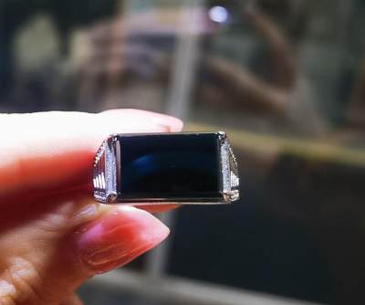 墨翠男戒 种水较好如镜面 无杂无裂打灯透光 裸石尺寸:14mm*9mm 纯银镶嵌可调节指圈，可代镶金！ 墨翠男戒 种水较好如镜面 无杂无裂打灯透光 裸石尺寸:14mm*9mm 纯银镶嵌可调节指圈，可代镶金！