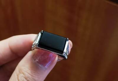 墨翠男戒 种水较好如镜面 无杂无裂打灯透光 裸石尺寸:14mm*9mm 纯银镶嵌可调节指圈，可代镶金！ 墨翠男戒 种水较好如镜面 无杂无裂打灯透光 裸石尺寸:14mm*9mm 纯银镶嵌可调节指圈，可代镶金！