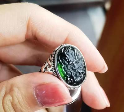 墨翠霸气龙头 无杂无裂打灯透光 裸石尺寸:18mm*14mm 纯银镶嵌可调节指圈，可代镶金！ 墨翠霸气龙头 无杂无裂打灯透光 裸石尺寸:18mm*14mm 纯银镶嵌可调节指圈，可代镶金！