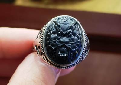 墨翠霸气龙头 无杂无裂打灯透光 裸石尺寸:18mm*14mm 纯银镶嵌可调节指圈，可代镶金！ 墨翠霸气龙头 无杂无裂打灯透光 裸石尺寸:18mm*14mm 纯银镶嵌可调节指圈，可代镶金！