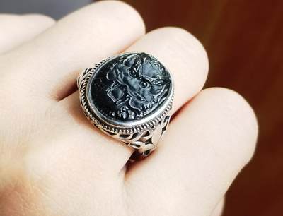 墨翠霸气龙头 无杂无裂打灯透光 裸石尺寸:18mm*14mm 纯银镶嵌可调节指圈，可代镶金！ 墨翠霸气龙头 无杂无裂打灯透光 裸石尺寸:18mm*14mm 纯银镶嵌可调节指圈，可代镶金！