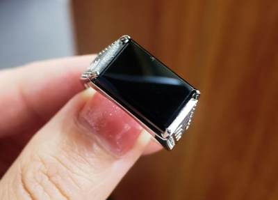 墨翠男戒 种水较好如镜面 无杂无裂打灯透光 裸石尺寸:14mm*9mm 纯银镶嵌可调节指圈，可代镶金！ 墨翠男戒 种水较好如镜面 无杂无裂打灯透光 裸石尺寸:14mm*9mm 纯银镶嵌可调节指圈，可代镶金！