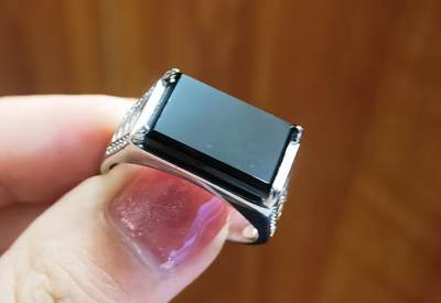 墨翠男戒 种水较好如镜面 无杂无裂打灯透光 裸石尺寸:14mm*9mm 纯银镶嵌可调节指圈，可代镶金！ 墨翠男戒 种水较好如镜面 无杂无裂打灯透光 裸石尺寸:14mm*9mm 纯银镶嵌可调节指圈，可代镶金！