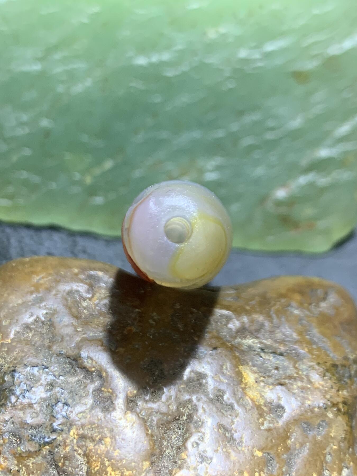 精美亚光高玉化巴西玛瑙手工俏色巧雕喜上眉梢随形桶珠一个