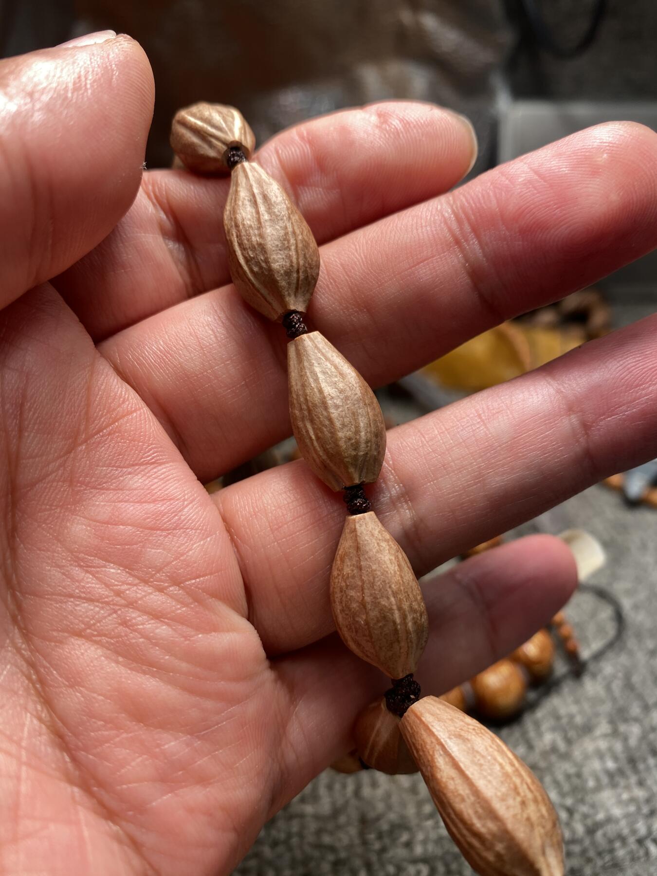 苏工核雕放漏价 苏工核雕天然原皮手串，铁核四花，核色红润，市场少见，尺寸1。15x2。1立体感十足喜欢的来