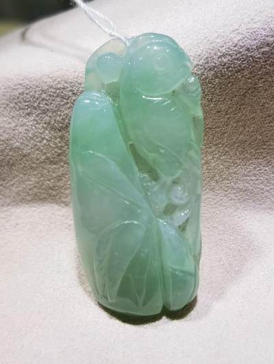 翡翠喜上眉梢清新淡雅吊坠挂件老坑料，清新淡雅，水润冰透，双面雕刻，尺寸:40mm*19mm - 翡翠喜上眉梢清新淡雅吊坠挂件老坑料，清新淡雅，水润冰透，双面雕刻，尺寸:40mm*19mm