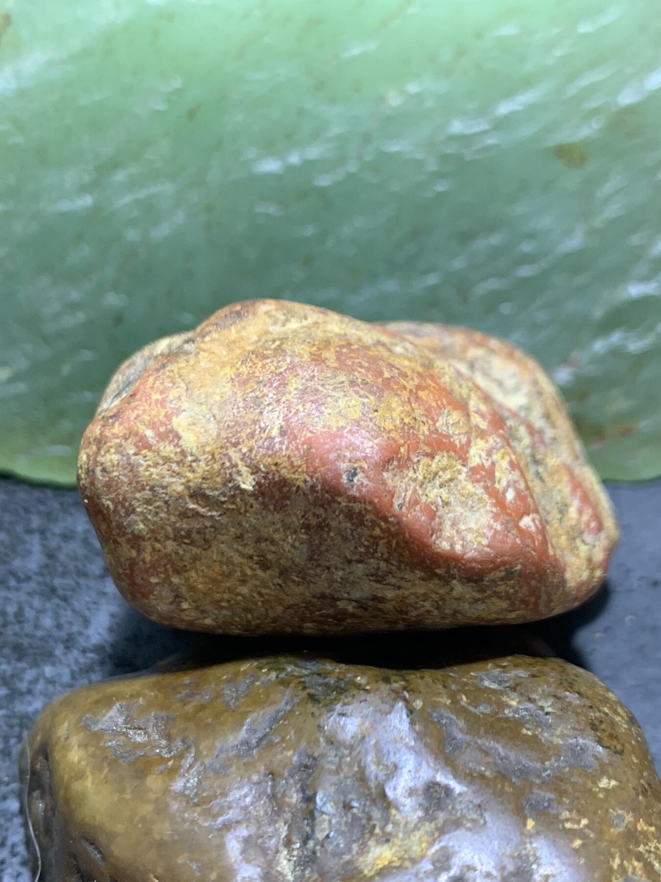 精美红皮南红玛瑙原石一颗，