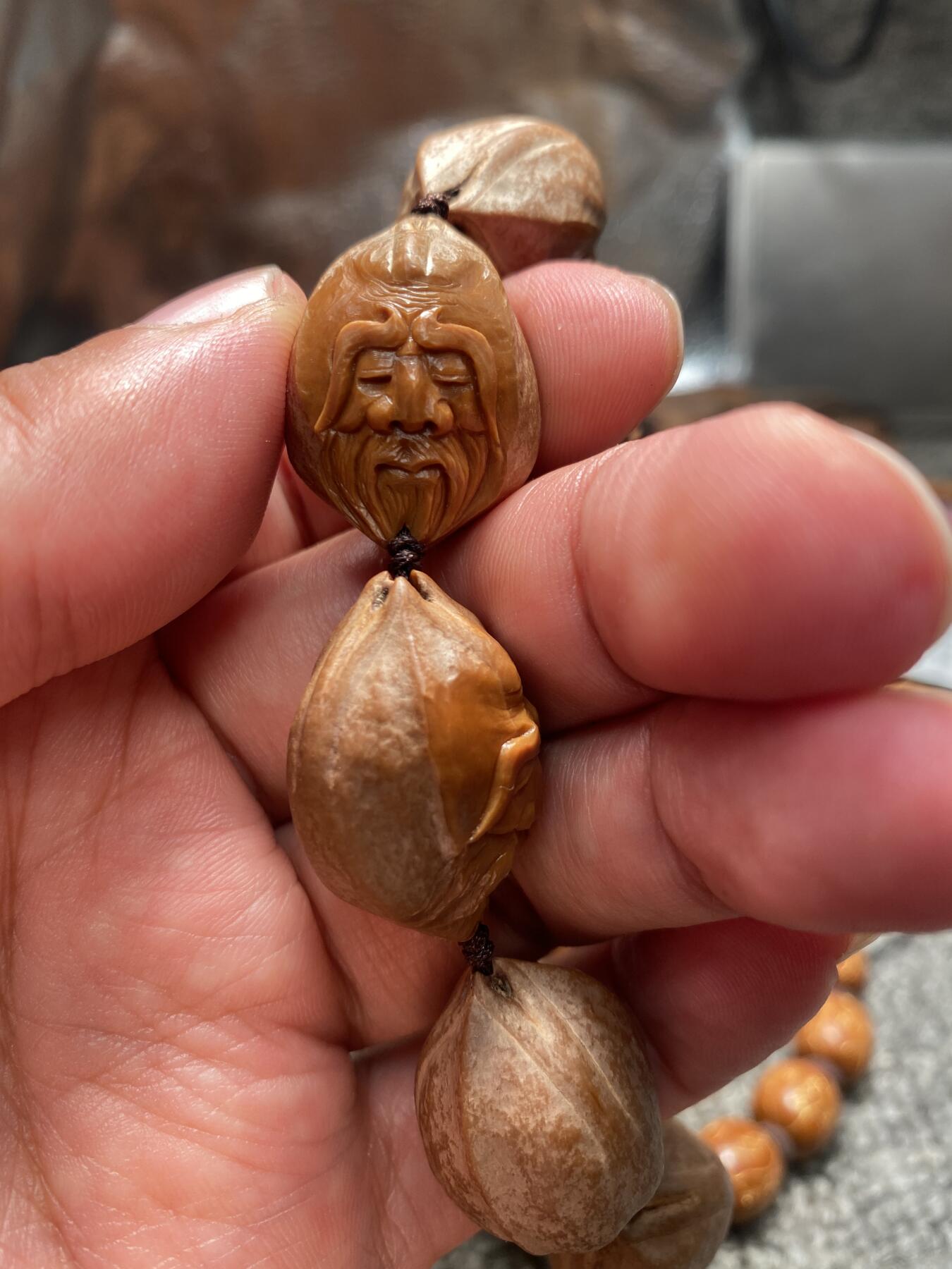 苏工核雕放漏价 苏工核雕纯手工雕刻铁核留刀痕手串，南极仙翁，表情丰富，核色红润，立体感十足尺寸2。0x2。8喜欢的来