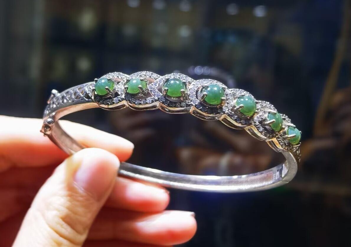 蓝水翡翠手镯银镶老蓝水手镯，裸石饱满无杂质颗颗精选，圈口可打开。图片无色差，所拍即实物，无优化无美颜，自然光线拍摄，手机像素不同在您手机里会呈现些许色差实属正常现象！