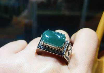 湖水蓝马鞍男戒水润十足，无杂无裂，低调内敛，干净漂亮！裸石尺寸:15mm*9mm圈口:22纯银镶嵌！ 湖水蓝马鞍男戒水润十足，无杂无裂，低调内敛，干净漂亮！裸石尺寸:15mm*9mm圈口:22纯银镶嵌！