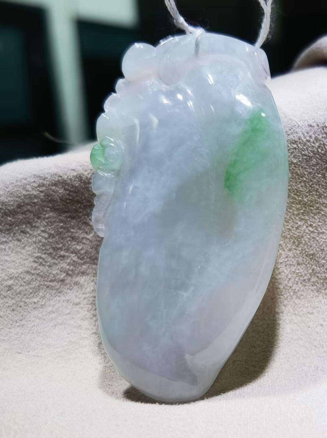 纯天然翡翠富瓜白底漂阳绿，水润十足，料大干净！尺寸:54mm*28mm*8mm