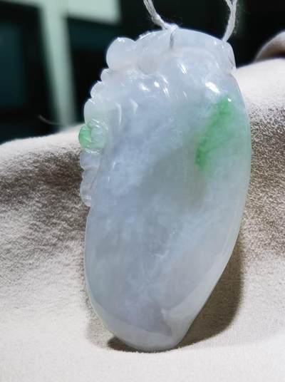 纯天然翡翠富瓜白底漂阳绿，水润十足，料大干净！尺寸:54mm*28mm*8mm 纯天然翡翠富瓜白底漂阳绿，水润十足，料大干净！尺寸:54mm*28mm*8mm