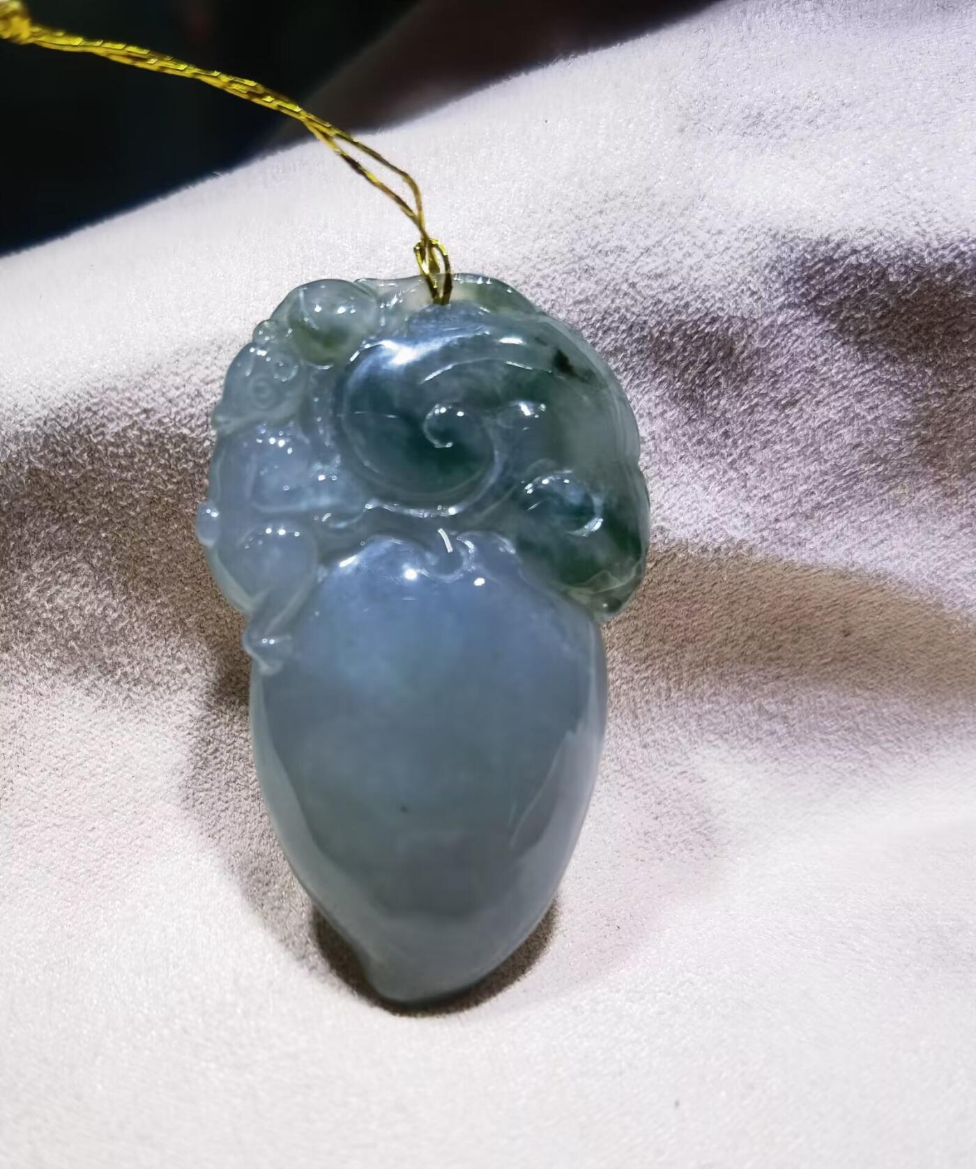 老坑口翡翠灵猴献寿油青，种水较好，灵猴献寿，尺寸:43mm*26mm*11mm老坑料水润度较高！店主非专业拍摄，因角度光线拍照跟视频曝光率不同可能会有轻微色差，视频近乎于实物色，几乎零色差！