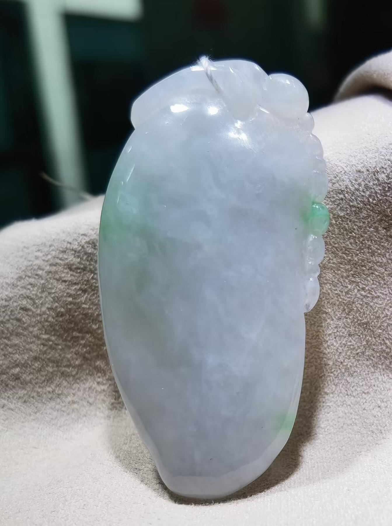 纯天然翡翠富瓜白底漂阳绿，水润十足，料大干净！尺寸:54mm*28mm*8mm