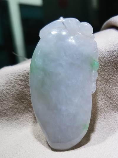 纯天然翡翠富瓜白底漂阳绿，水润十足，料大干净！尺寸:54mm*28mm*8mm 纯天然翡翠富瓜白底漂阳绿，水润十足，料大干净！尺寸:54mm*28mm*8mm