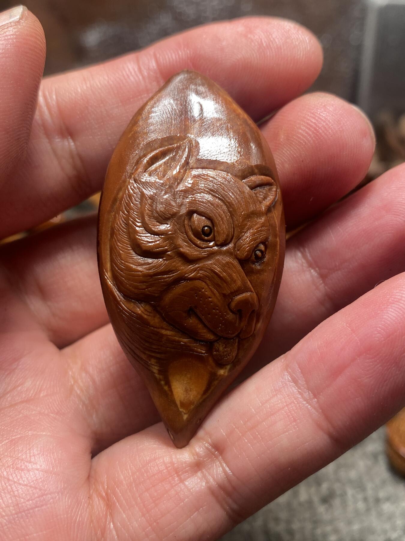 苏工核雕放漏价 苏工核雕纯手工雕刻，忠诚卫士，巴西大核手作，个性十足，美不胜收，尺寸2.7x5.7喜欢的来价格不贵