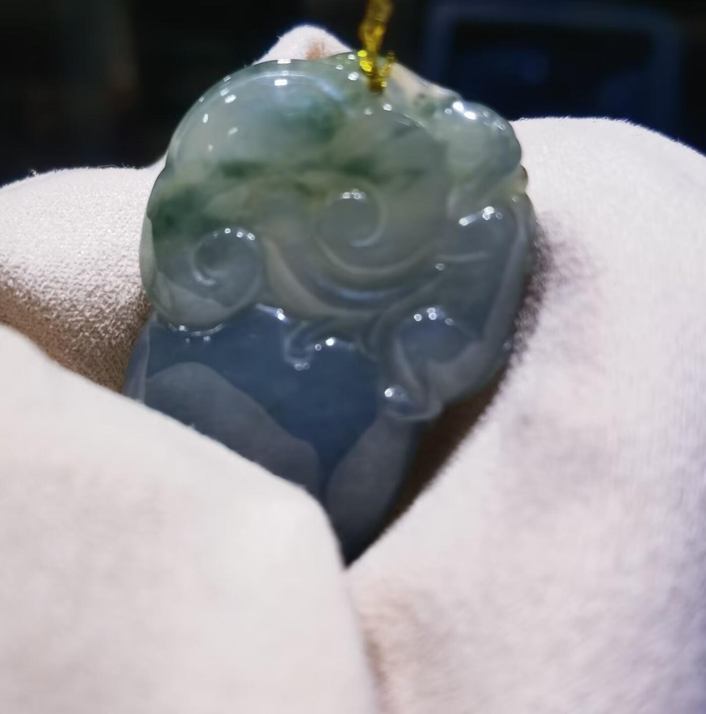 老坑口翡翠灵猴献寿油青，种水较好，灵猴献寿，尺寸:43mm*26mm*11mm老坑料水润度较高！店主非专业拍摄，因角度光线拍照跟视频曝光率不同可能会有轻微色差，视频近乎于实物色，几乎零色差！