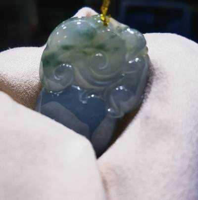 老坑口翡翠灵猴献寿油青，种水较好，灵猴献寿，尺寸:43mm*26mm*11mm老坑料水润度较高！店主非专业拍摄，因角度光线拍照跟视频曝光率不同可能会有轻微色差，视频近乎于实物色，几乎零色差！ 老坑口翡翠灵猴献寿油青，种水较好，灵猴献寿，尺寸:43mm*26mm*11mm老坑料水润度较高！店主非专业拍摄，因角度光线拍照跟视频曝光率不同可能会有轻微色差，视频近乎于实物色，几乎零色差！