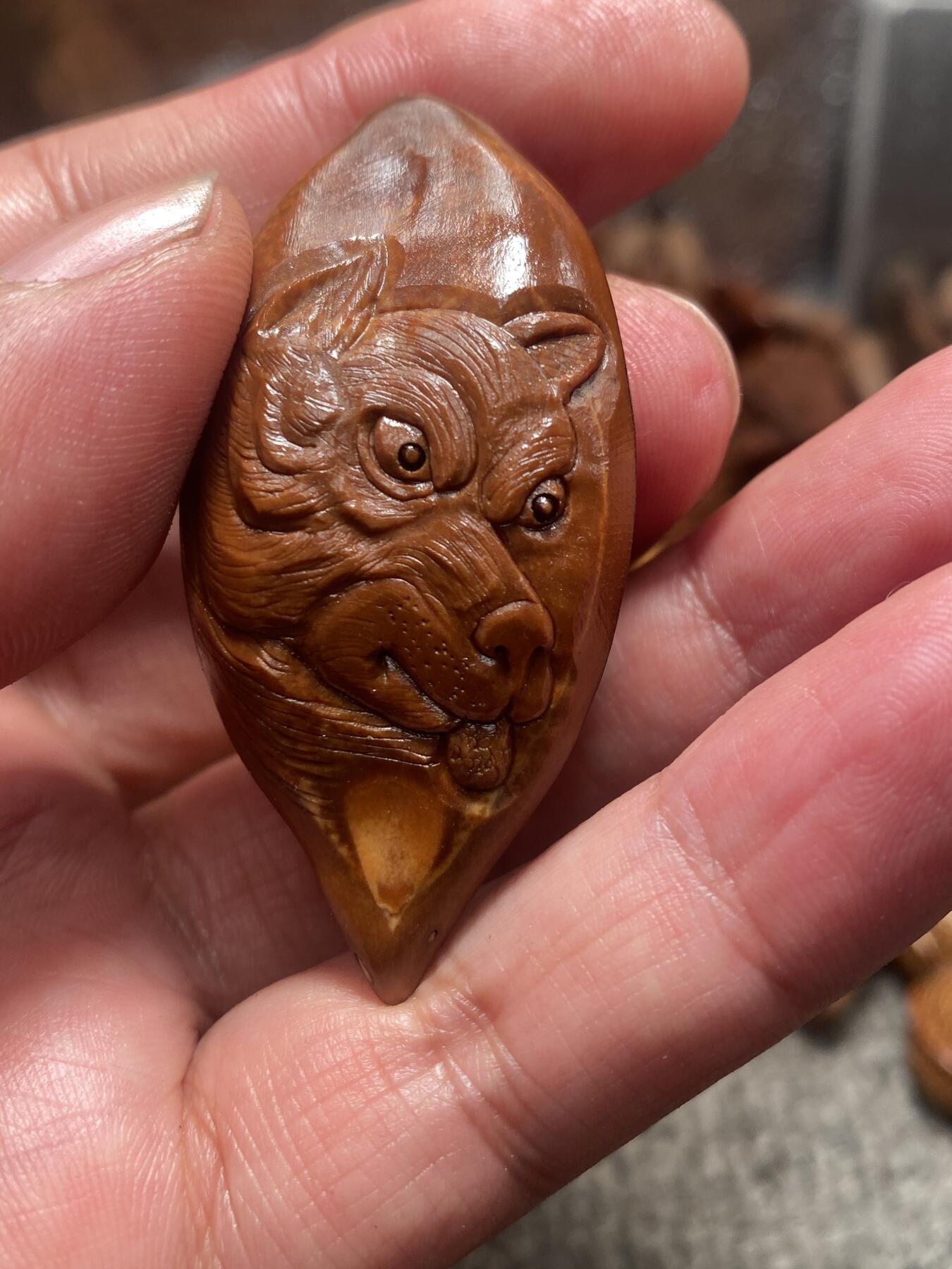 苏工核雕放漏价 苏工核雕纯手工雕刻，忠诚卫士，巴西大核手作，个性十足，美不胜收，尺寸2.7x5.7喜欢的来价格不贵