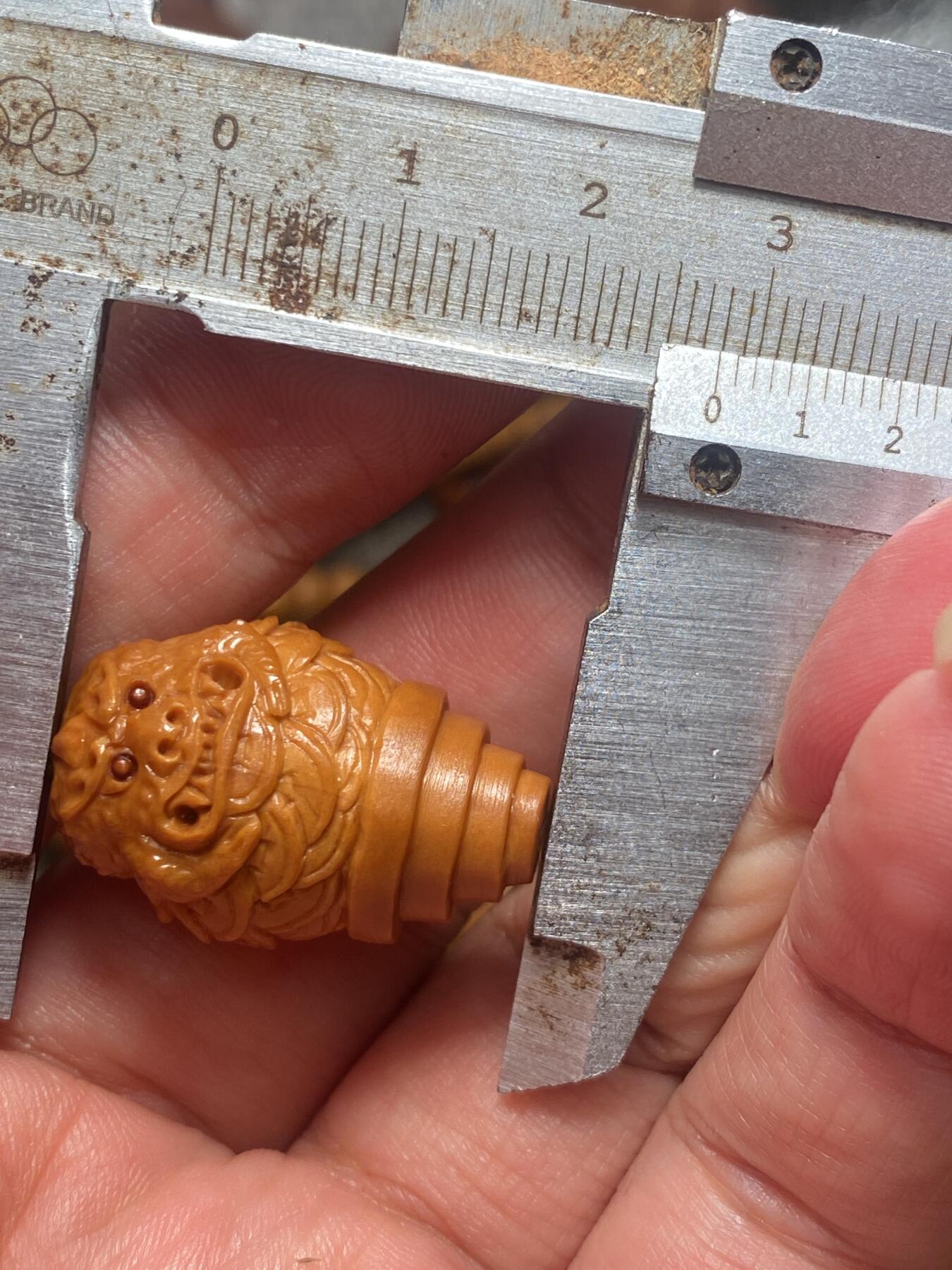 苏工核雕放漏价 苏工核雕，纯刀工，吞金兽三通来一个，大尺寸，1。9x2.8市场不多见，深雕，等待有缘人，可搭配任何材质的串串