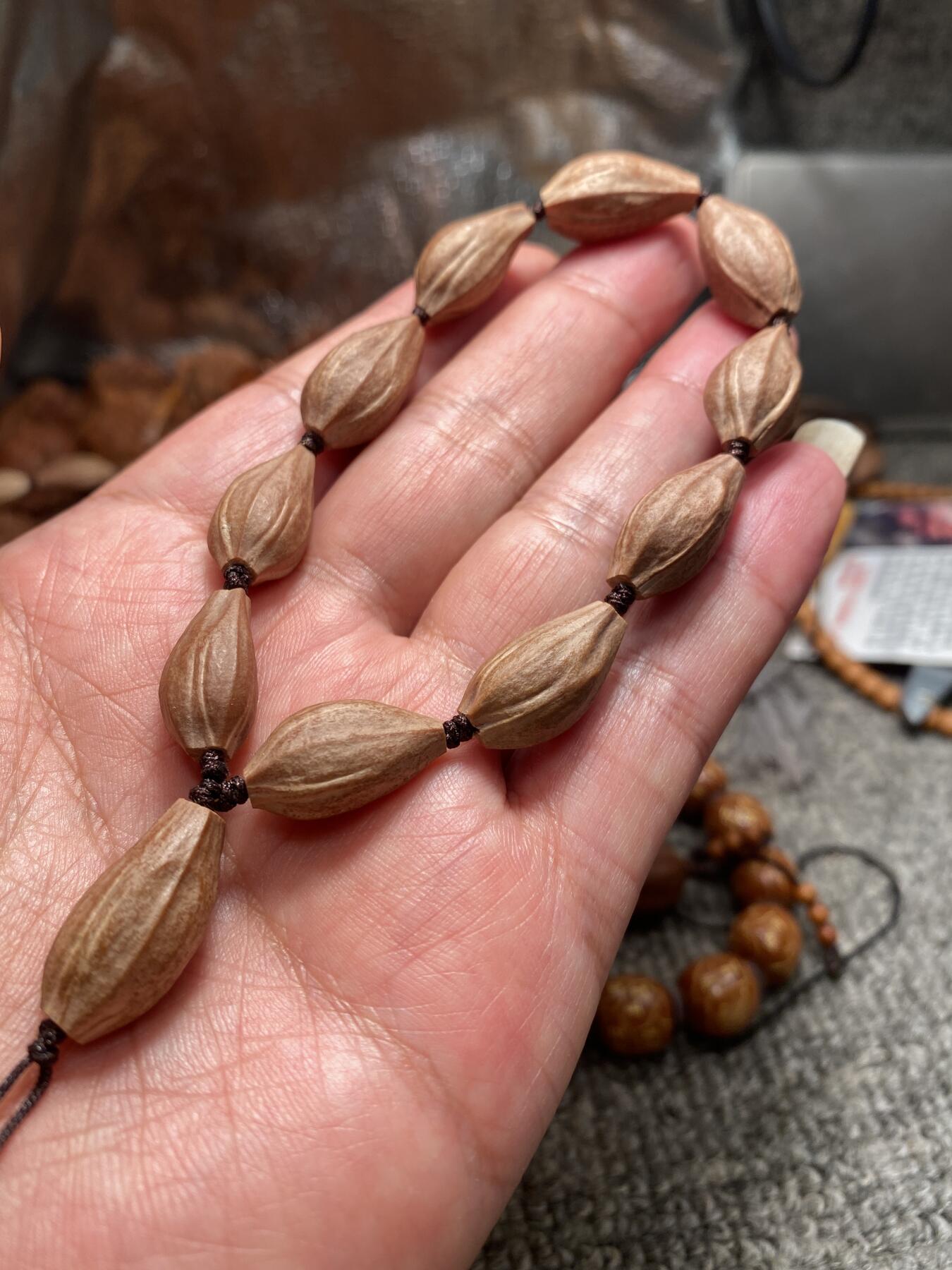 苏工核雕放漏价 苏工核雕天然原皮手串，铁核四花，核色红润，市场少见，尺寸1。15x2。1立体感十足喜欢的来