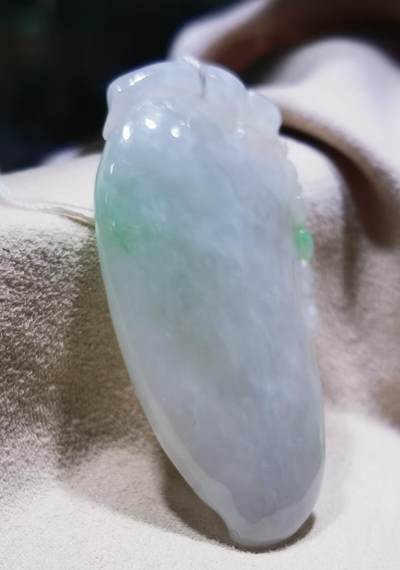 纯天然翡翠富瓜白底漂阳绿，水润十足，料大干净！尺寸:54mm*28mm*8mm 纯天然翡翠富瓜白底漂阳绿，水润十足，料大干净！尺寸:54mm*28mm*8mm