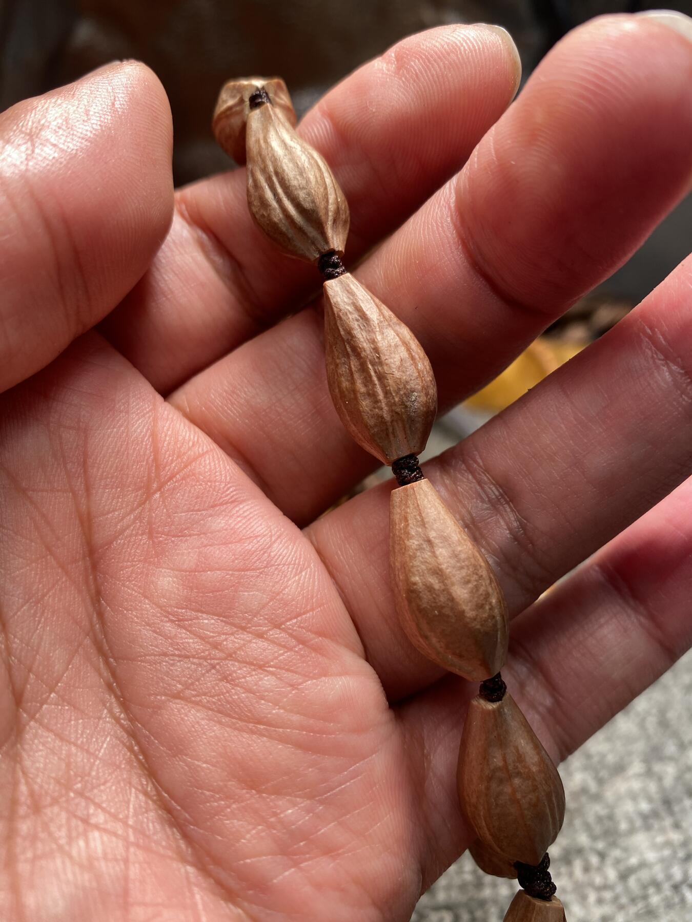 苏工核雕放漏价 苏工核雕天然原皮手串，铁核四花，核色红润，市场少见，尺寸1。15x2。1立体感十足喜欢的来
