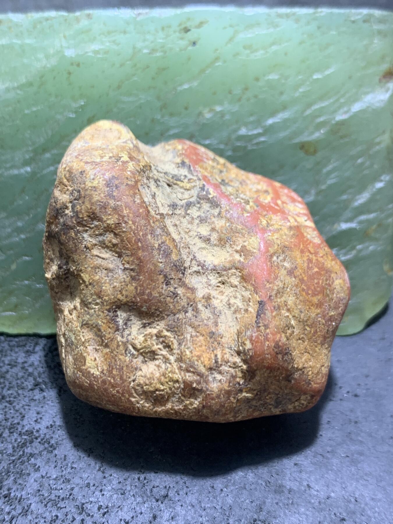 精美红皮南红玛瑙原石一颗，