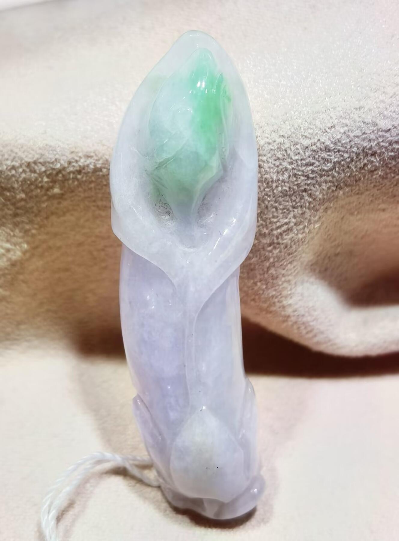 春带彩雕刻冰清玉洁花开富贵整体紫罗兰俏色巧雕花开富贵！尺寸:46mm*13mm*9mm