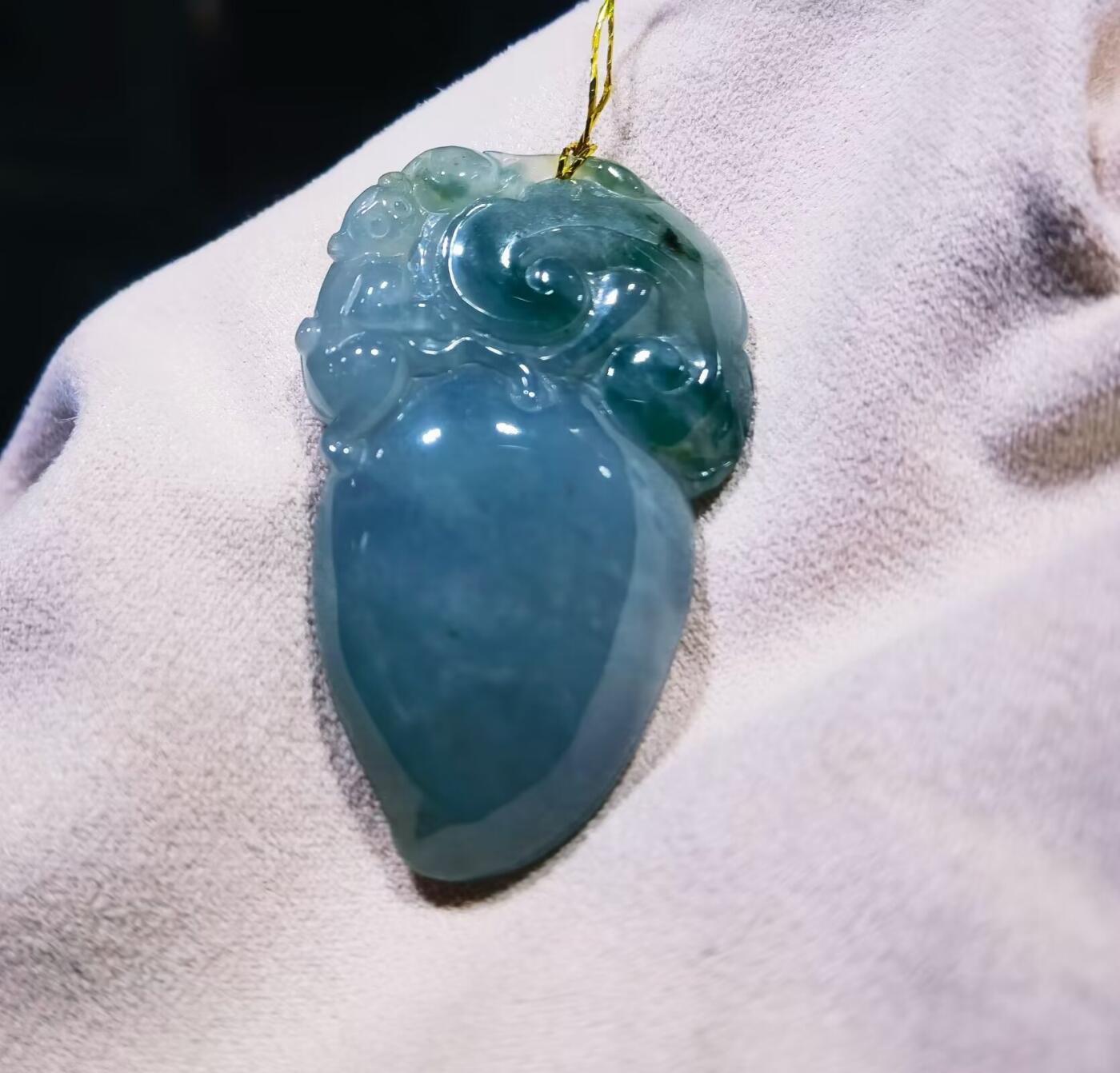 老坑口翡翠灵猴献寿油青，种水较好，灵猴献寿，尺寸:43mm*26mm*11mm老坑料水润度较高！店主非专业拍摄，因角度光线拍照跟视频曝光率不同可能会有轻微色差，视频近乎于实物色，几乎零色差！