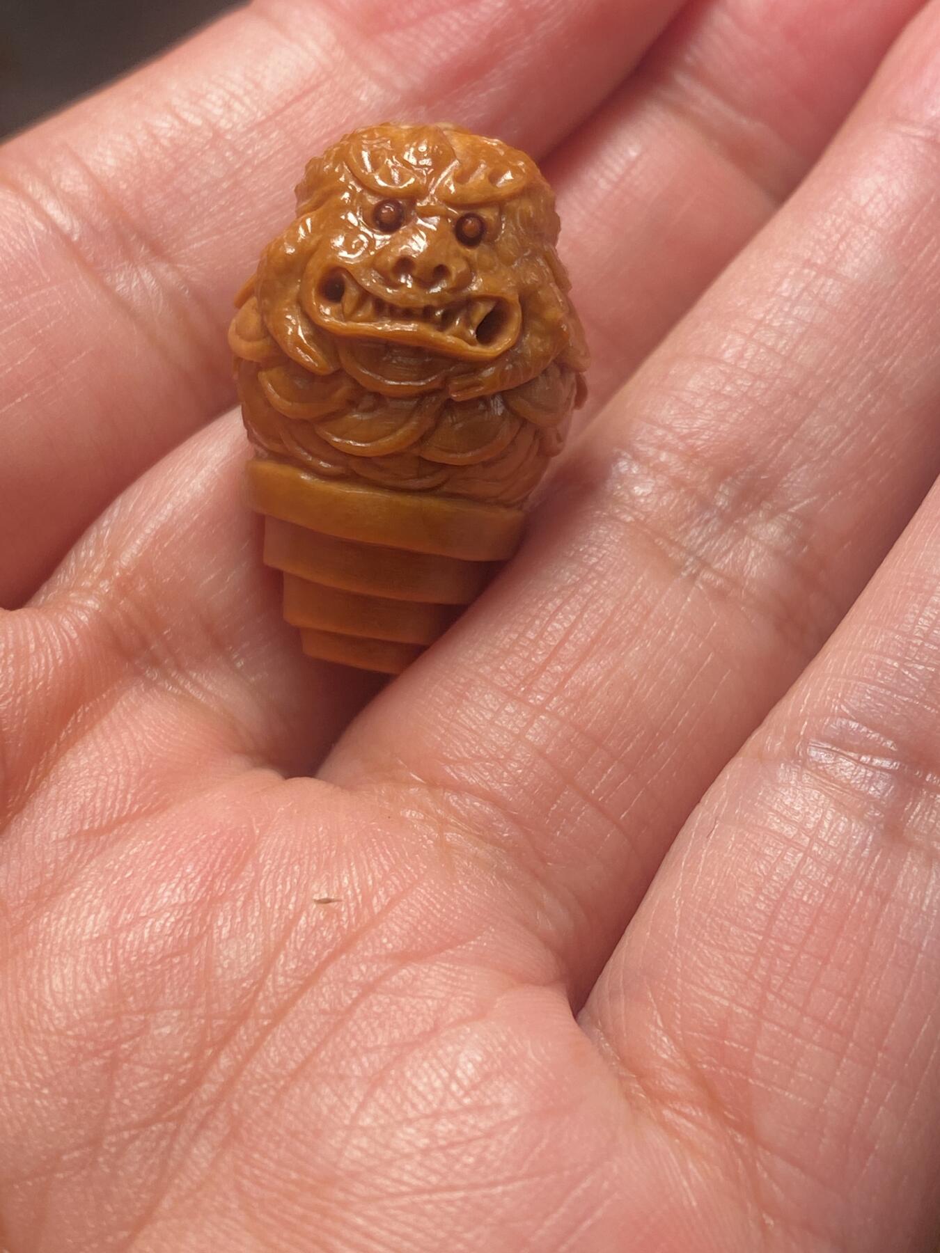 苏工核雕放漏价 苏工核雕，纯刀工，吞金兽三通来一个，大尺寸，1。9x2.8市场不多见，深雕，等待有缘人，可搭配任何材质的串串