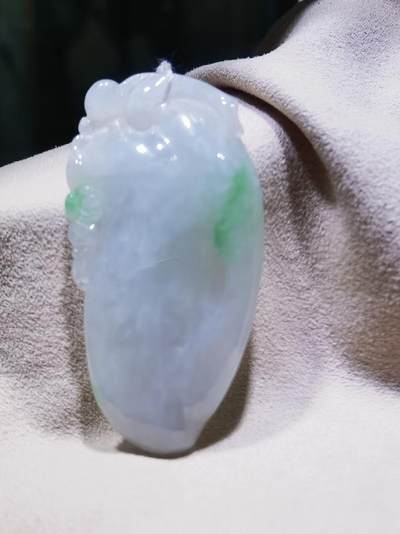 纯天然翡翠富瓜白底漂阳绿，水润十足，料大干净！尺寸:54mm*28mm*8mm 纯天然翡翠富瓜白底漂阳绿，水润十足，料大干净！尺寸:54mm*28mm*8mm