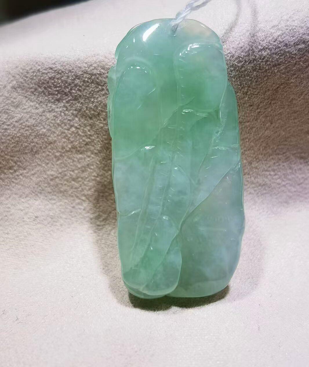 翡翠喜上眉梢清新淡雅吊坠挂件老坑料，清新淡雅，水润冰透，双面雕刻，尺寸:40mm*19mm