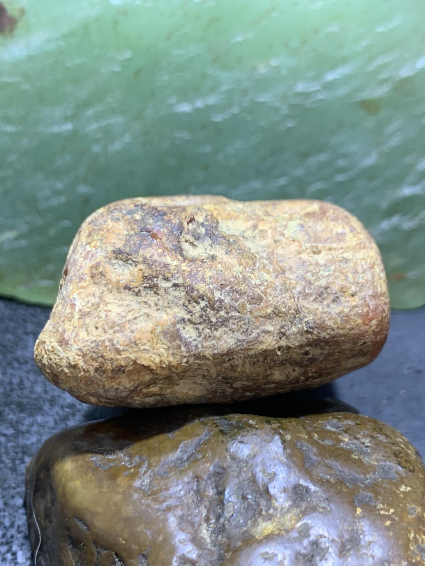 精美红皮南红玛瑙原石一颗，