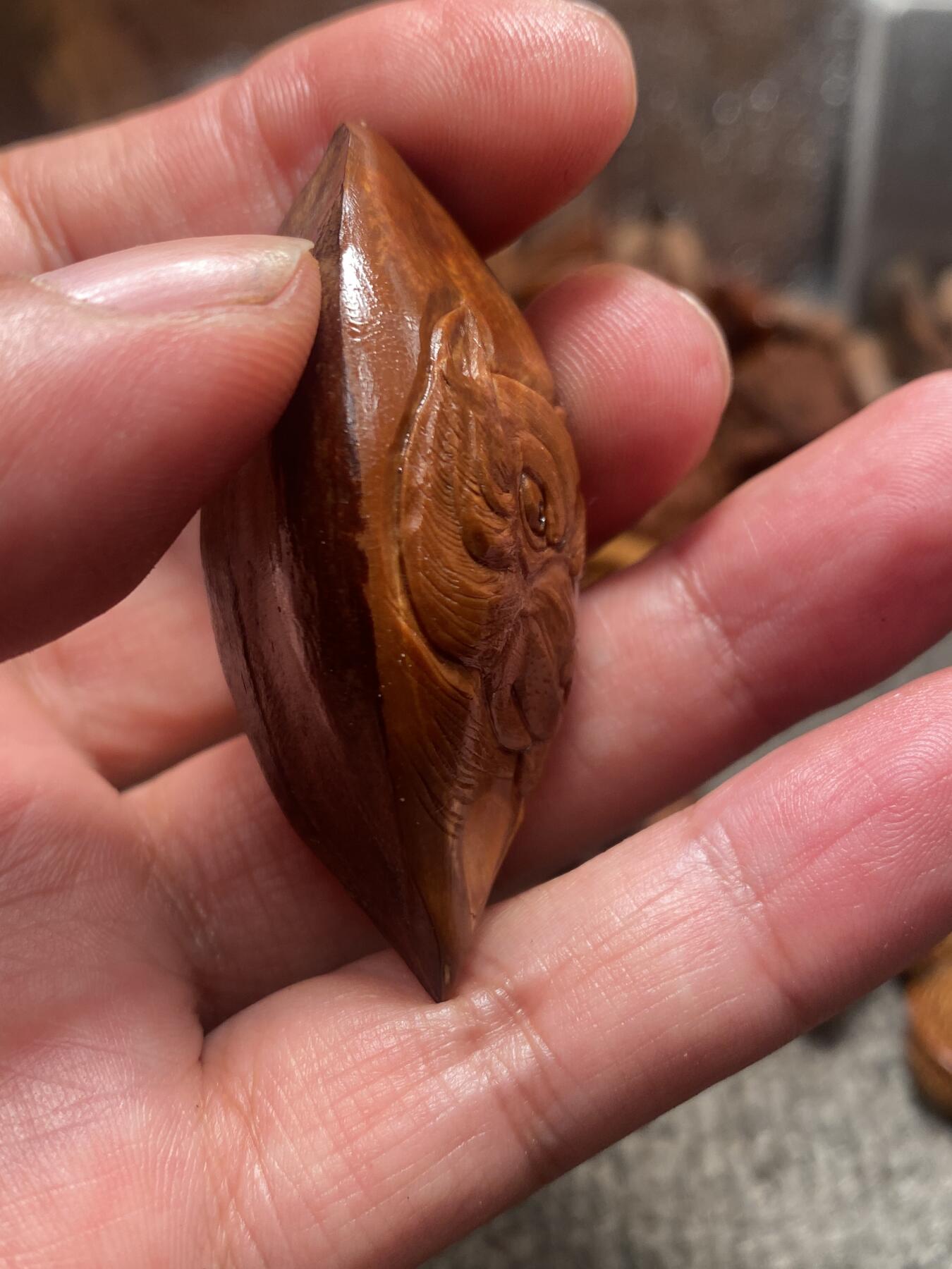 苏工核雕放漏价 苏工核雕纯手工雕刻，忠诚卫士，巴西大核手作，个性十足，美不胜收，尺寸2.7x5.7喜欢的来价格不贵