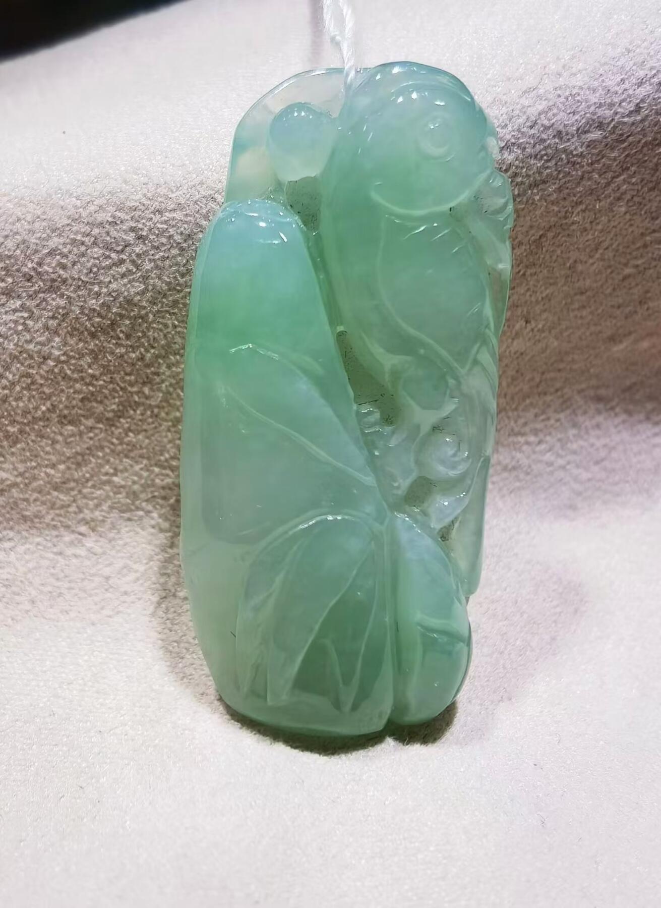 翡翠喜上眉梢清新淡雅吊坠挂件老坑料，清新淡雅，水润冰透，双面雕刻，尺寸:40mm*19mm